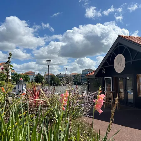 Fleurs Du 2 Adultes Et 2 Enfants Avec Terrasse Vue Sur Le Et Acces Parc Aquatique Gratuit Апартаменты *