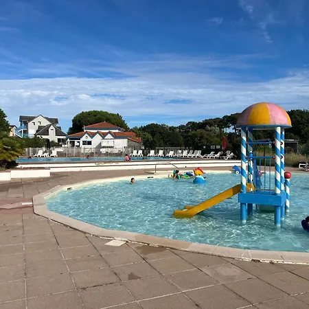Fleurs Du 2 Adultes Et 2 Enfants Avec Terrasse Vue Sur Le Et Acces Parc Aquatique Gratuit アパート